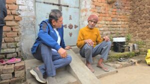 মাথায় গরম চা ঢেলে শ্রমিককে অত্যাচার মহারাষ্ট্রে শুধুমাত্র বাংলা বলার অপরাধে বাংলা বলার অপরাধে মহারাষ্ট্রে কাজ করতে গিয়ে ভয়াবহ ঘটনা সাক্ষী থাকলো পাণ্ডবেশ্বর বিধানসভার তিনজন শ্রমিক। মাথায় গরম চা ঢেলে দেওয়া, ছিনতাই, বিবস্ত্র করে মারধর করা হয়। গোটা ঘটনায় আতঙ্কিত পরিবার গুলি।তাদের পাশে দাড়ালেন পশ্চিম বর্ধমান জেলা তৃণমূল কংগ্রেস এর সভাপতি তথা বিধায়ক নরেন্দ্রনাথ চক্রবর্ত্তী। এই ঘটনার তীব্র নিন্দা জানিয়েছেন মুখ্যমন্ত্রী মমতা ব্যানার্জী ও সাধারণ সম্পাদক অভিষেক ব্যানারাজী ।ওই তিনজনকে আগামী সাত দিনের মধ্যে পাণ্ডবেশ্বরে নতুন কাজে নিযুক্ত করে দেওয়া হবে।